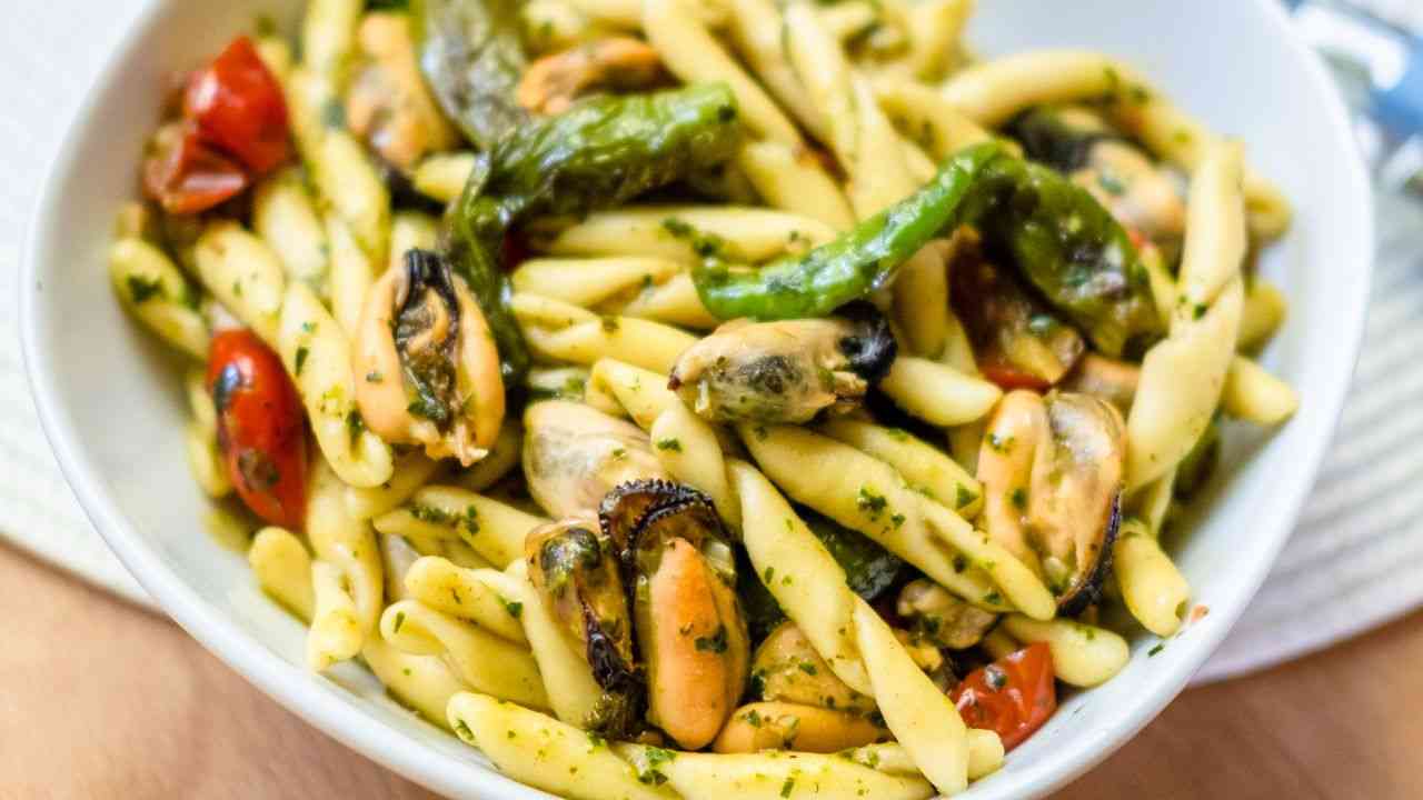Pasta con peperoncini verdi e cozze