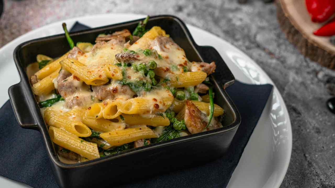 Pasta con verdure e piselli al forno - Ricettasprint.it