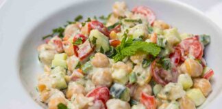 Pasta fredda con ceci e salsa yogurt