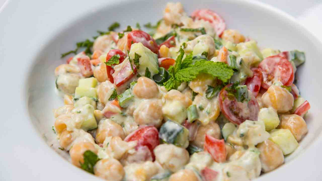 Pasta fredda con ceci e salsa yogurt