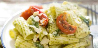 Pasta al pesto con i fiori d zucca e i pomodorini