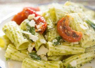 Pasta al pesto con i fiori d zucca e i pomodorini