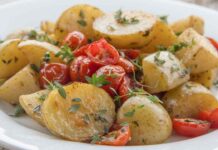 Preparo così le patate da accompagnamento e nessuno vuole più altro: con pomodorini e aromi sono spaziali Patate al forno con i pomodorini