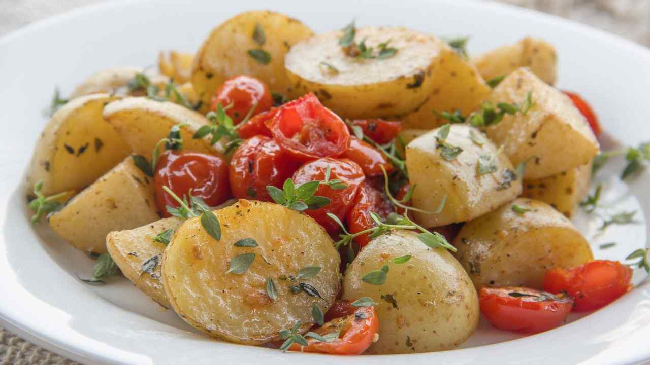 Patate al forno con i pomodorini