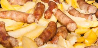 Patate salsicce di pollo in padella. ricettasprint.it