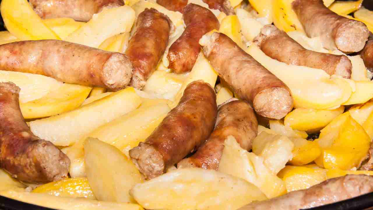 Patate salsicce di pollo in padella. ricettasprint.it