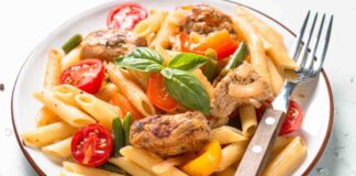 Pennette all'insalata con pollo e pomodorini