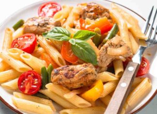 Pennette all'insalata con pollo e pomodorini