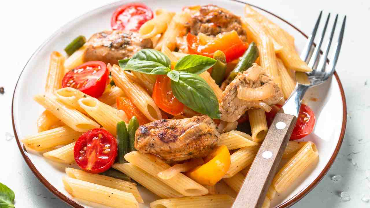 Pennette all'insalata con pollo e pomodorini