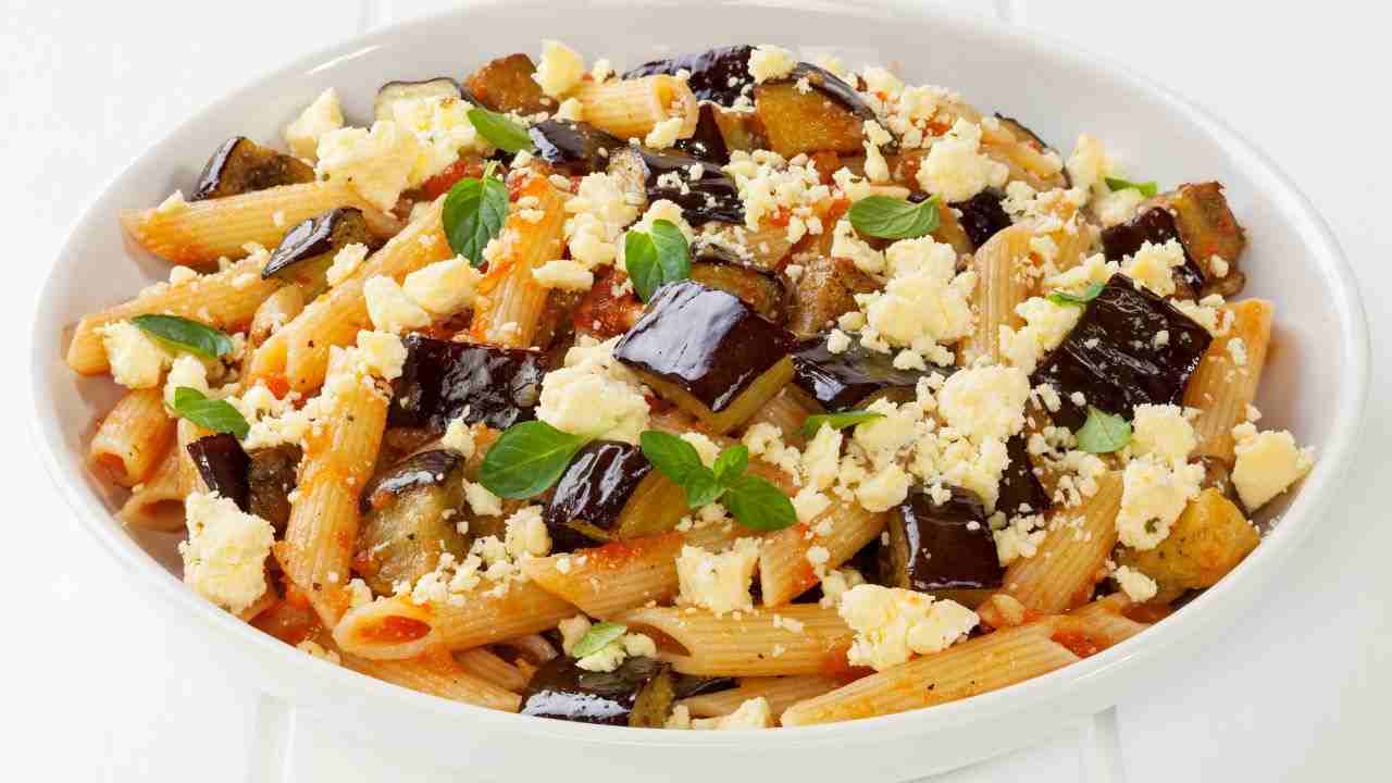 Pennette con melanzane e feta