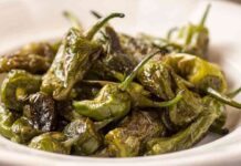 Friggitelli, sale, olio e una padella non solo un contorno, pure la pasta ci condisco è favolosa Peperoni friggitelli in padella