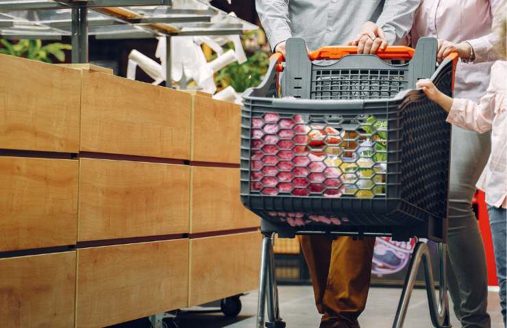 Un carrello della spesa al supermercato