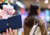 Una donna che fa la spesa e dei soldi in euro
