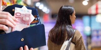 Una donna che fa la spesa e dei soldi in euro
