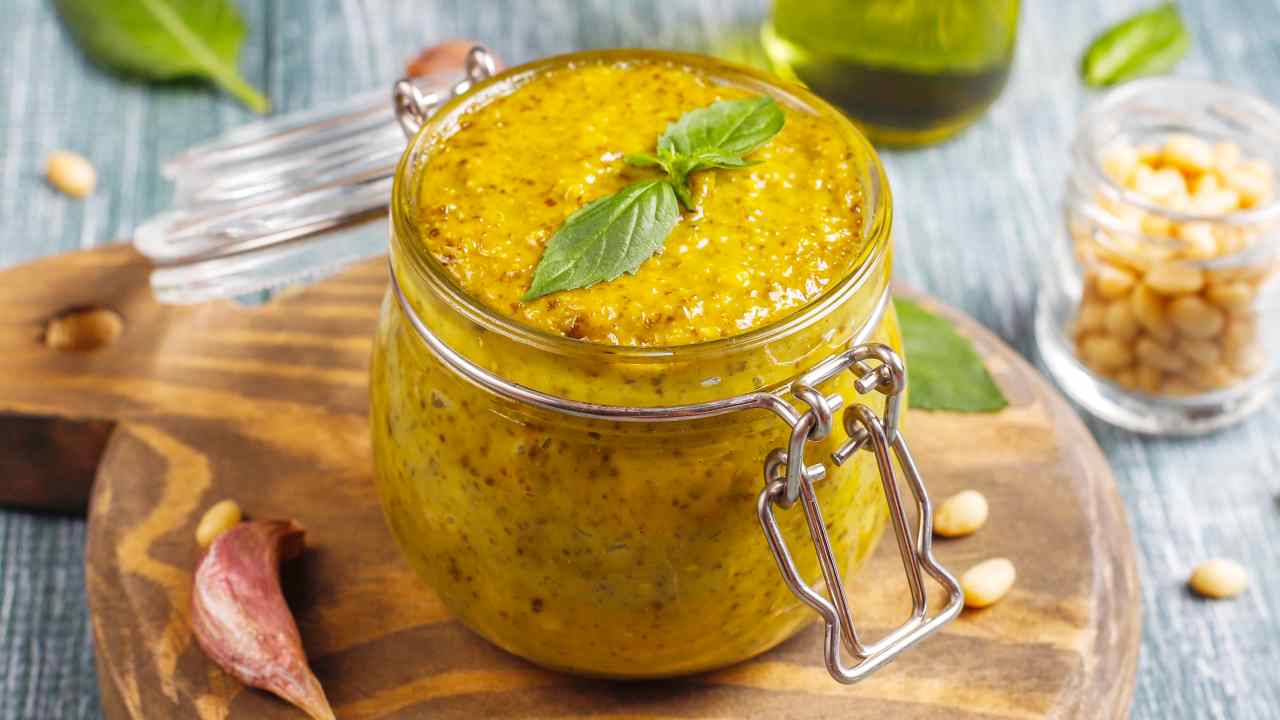 Pesto di arachidi e basilico