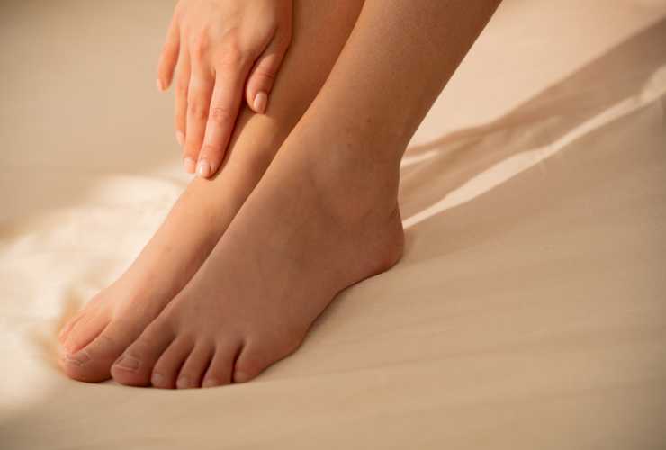 Piedi pesanti e gonfi cosa fare - RicettaSprint