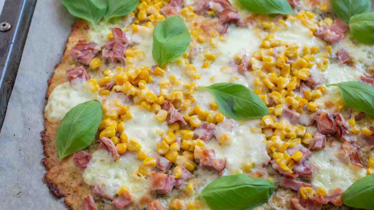Pizza di pane con mais e prosciutto cotto - Ricettasprint.it