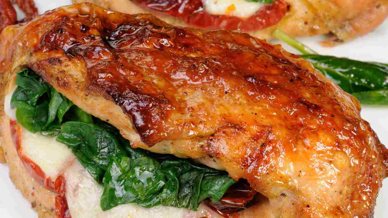 Pollo ripieno di spinaci mozzarella pomodori - Ricettasprint.it