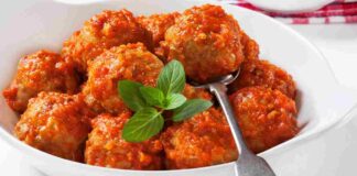 Polpette al sugo ripiene di mozzarella - Ricettasprint.it