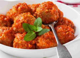 Polpette al sugo ripiene di mozzarella - Ricettasprint.it