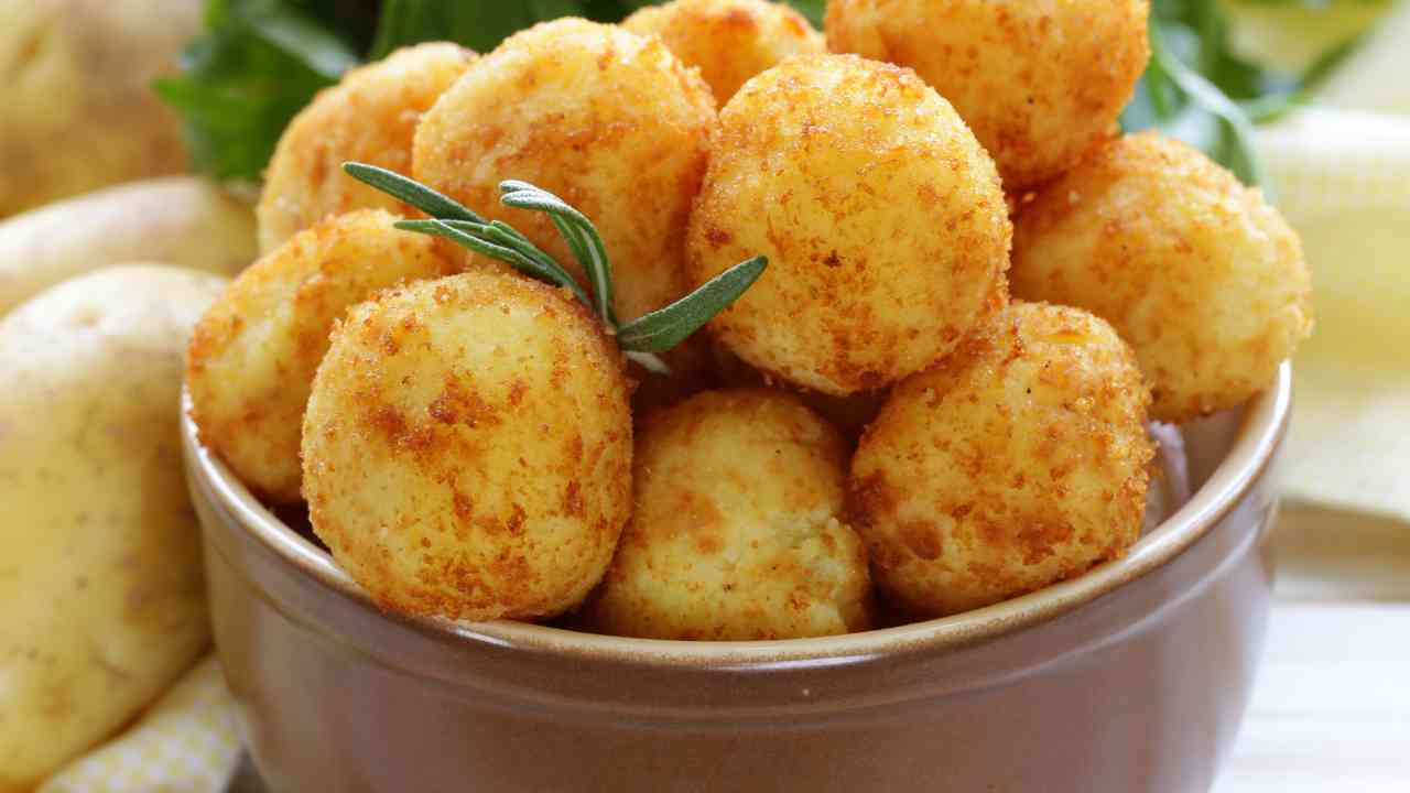 Polpette di patate ripiene dal cuore filante - RicettaSprint