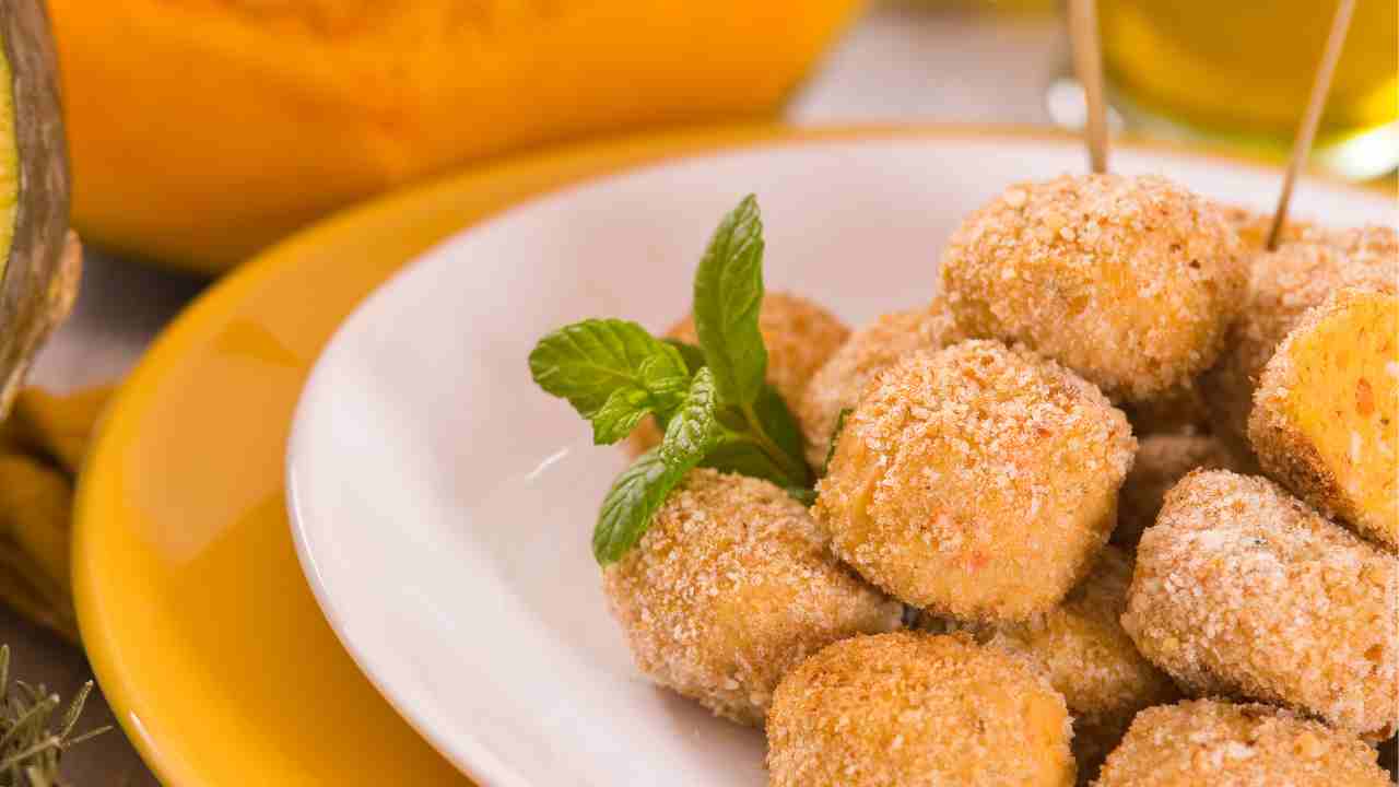 Polpette di quinoa, la magia della zucca con una salsina allo yogurt e menta le rende imparagonabili. Sapore più che irresistibile. ricetta sprint.it.jpg