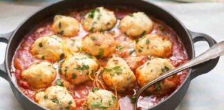 Polpette di zucchine e ricotta al pomodoro