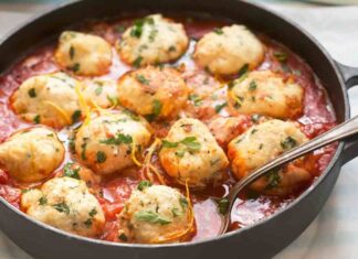 Polpette di zucchine e ricotta al pomodoro