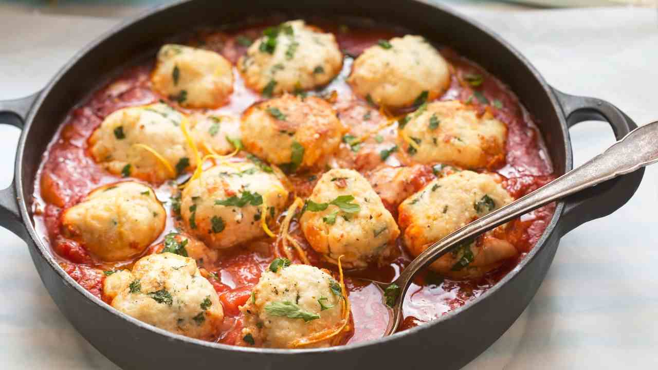 Polpette di zucchine e ricotta al pomodoro