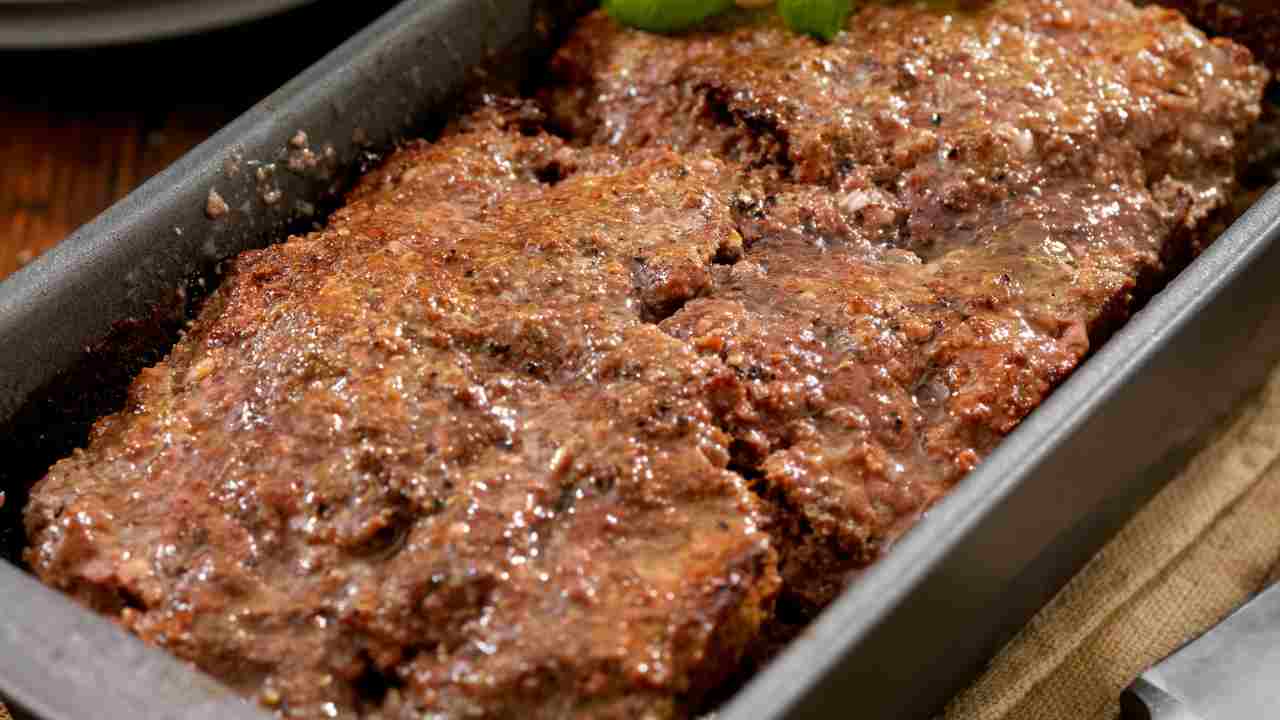Polpettone ripieno di patate provola mortadella - Ricettasprint.it