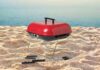 Una griglia portatile ed una spiaggia