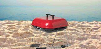 Una griglia portatile ed una spiaggia