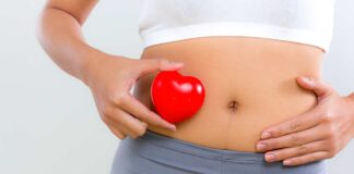Una donna che poggia un cuore sul ventre