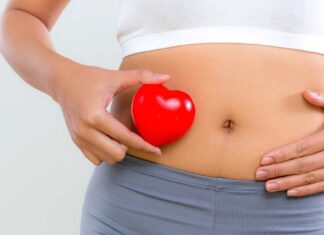 Una donna che poggia un cuore sul ventre