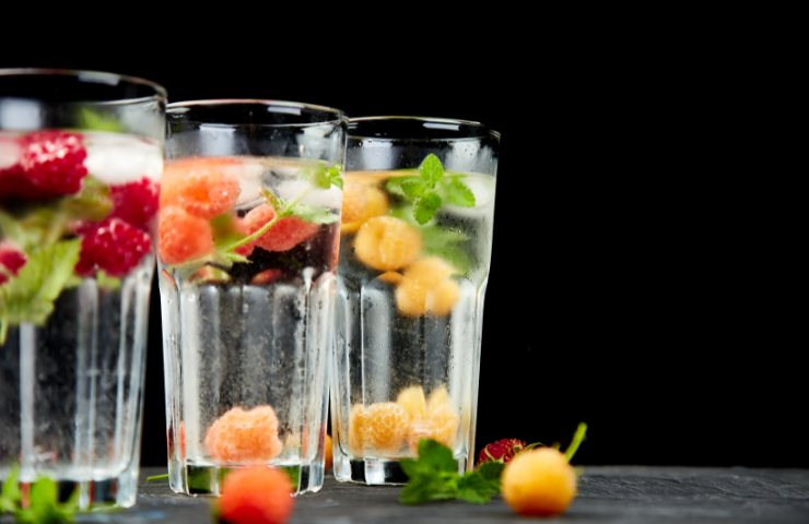 Dei bicchieri colmi di acqua aromatizzata