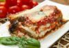 Quando apri il forno e senti il profumo di casa, un classico italiano con la base di melanzane e pomodorini. ricettasprint.it
