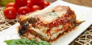 Quando apri il forno e senti il profumo di casa, un classico italiano con la base di melanzane e pomodorini. ricettasprint.it