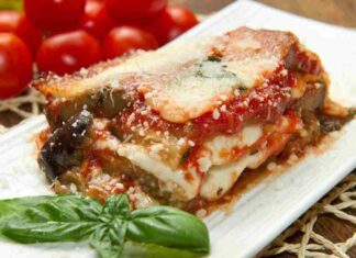 Quando apri il forno e senti il profumo di casa, un classico italiano con la base di melanzane e pomodorini. ricettasprint.it