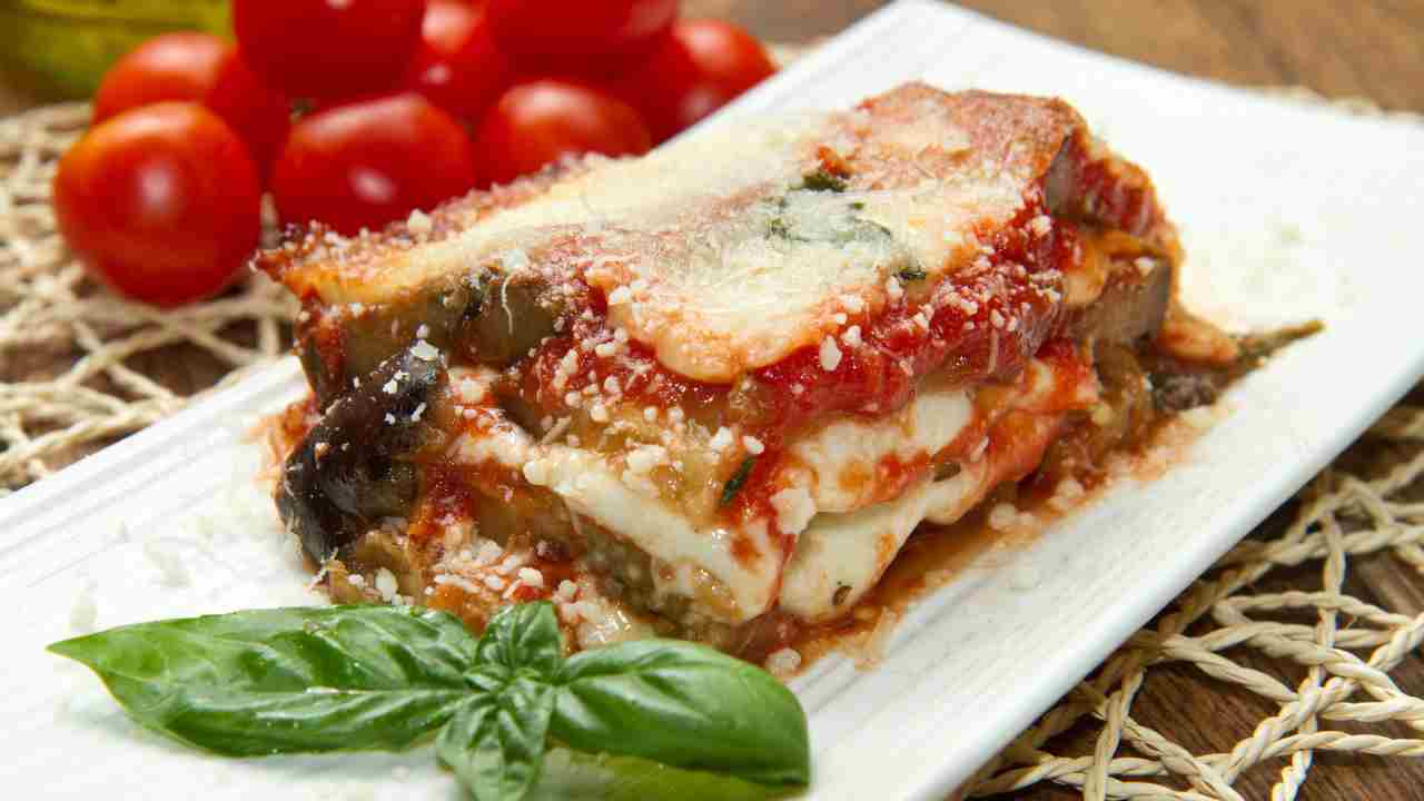 Quando apri il forno e senti il profumo di casa, un classico italiano con la base di melanzane e pomodorini. ricettasprint.it