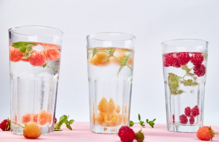 Acqua aromatizzata in modi diversi