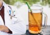 Un medico ed un'acqua aromatica