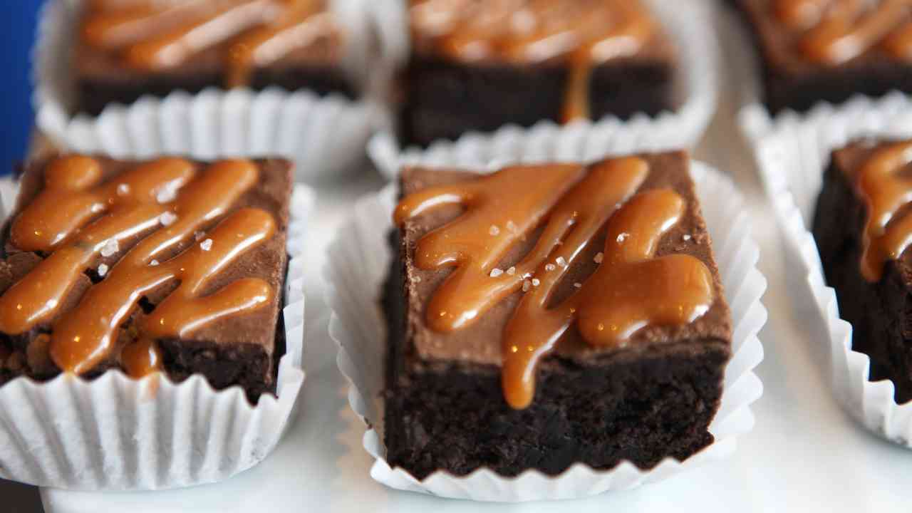 Questi sono brownie, altro che. Sono irresistibili e io ho aggiunto il tocco magico il caramello salato.ricettasprint.it