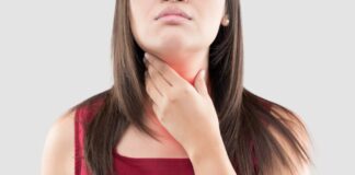 Una donna con il reflusso gastrico