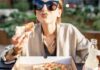 Una donna che mangia una pizza