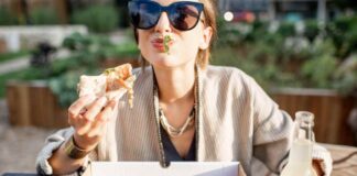 Una donna che mangia una pizza