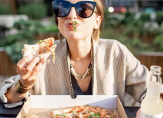 Una donna che mangia una pizza