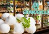 Della mozzarella ed un frigo in un supermercato