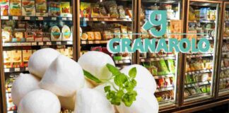 Della mozzarella ed un frigo in un supermercato