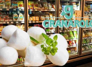 Della mozzarella ed un frigo in un supermercato