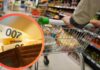 Una corsia di supermercato e delle banconote in euro